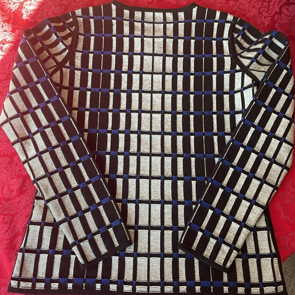 Hugo Boss Viscose sweater Large (made in Italy so fits more an American Medium) - Picture 2 of 5